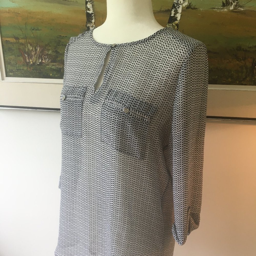 🦋CLEAR OUT🦋 3/4 sleeves sheer blouse